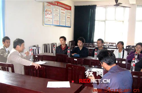 图为10月21日,在该县灵溪镇召开大学生村官座谈会。